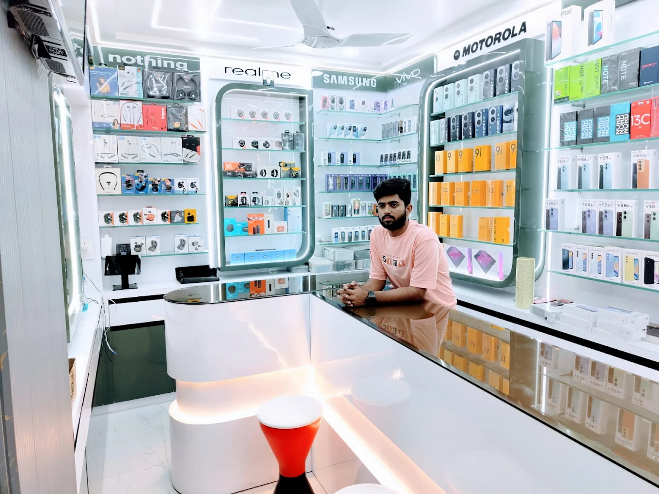 Mobile World - Mobiles Shop image